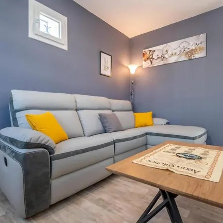 Holiday home Cosy With Garden Near